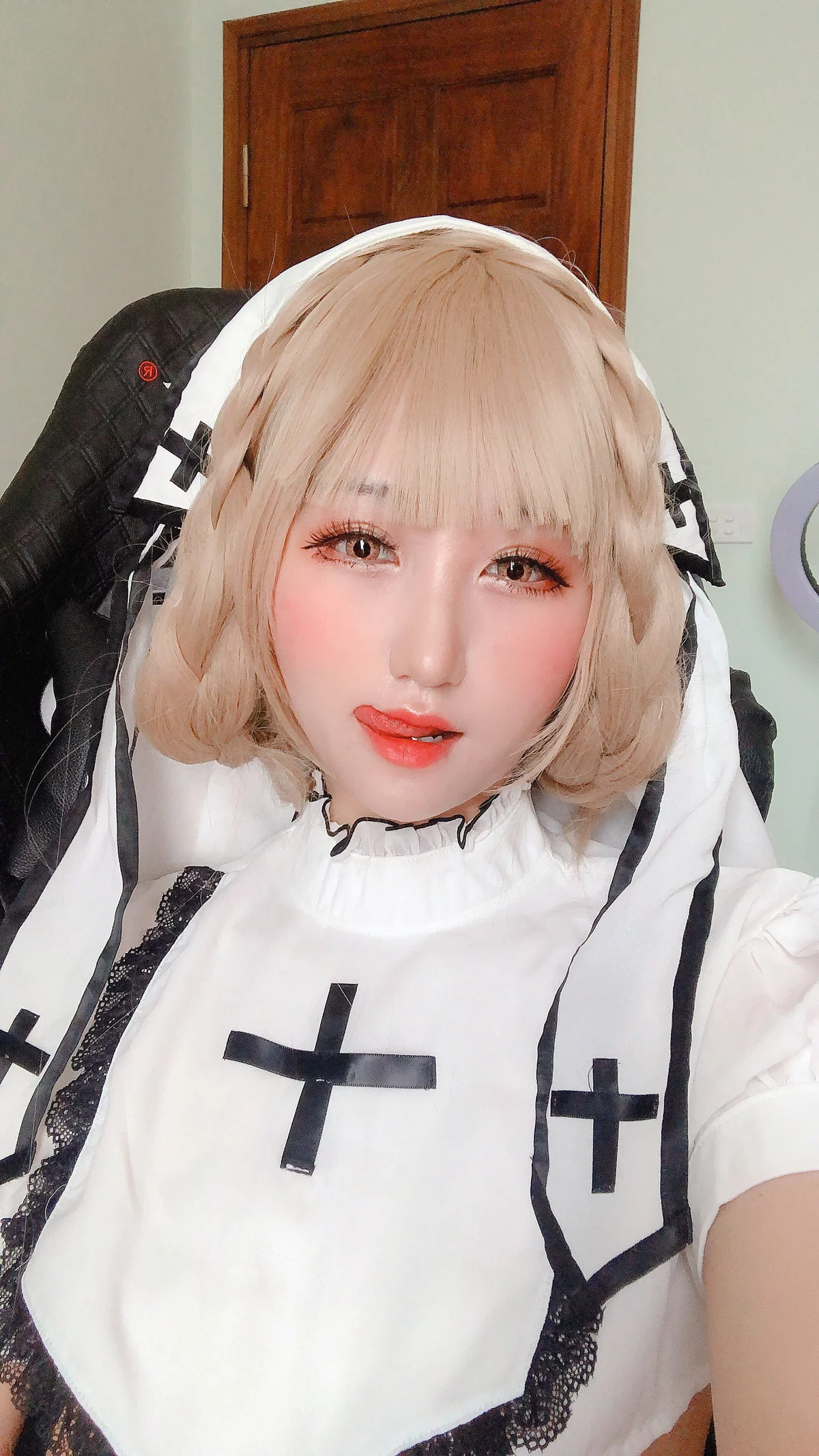 越南妹子KuukoW-White Angel主题性感白色修女服饰配白色蕾丝袜完美诱惑写真33P
