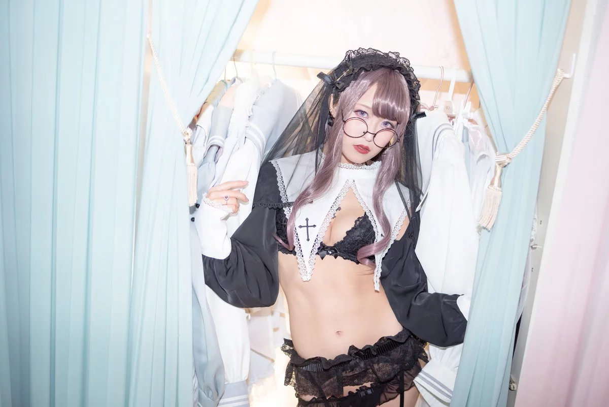 Coser美女月城委員会黑暗修女主题性感黑色蕾丝内衣配黑丝吊袜秀翘臀诱惑写真250P