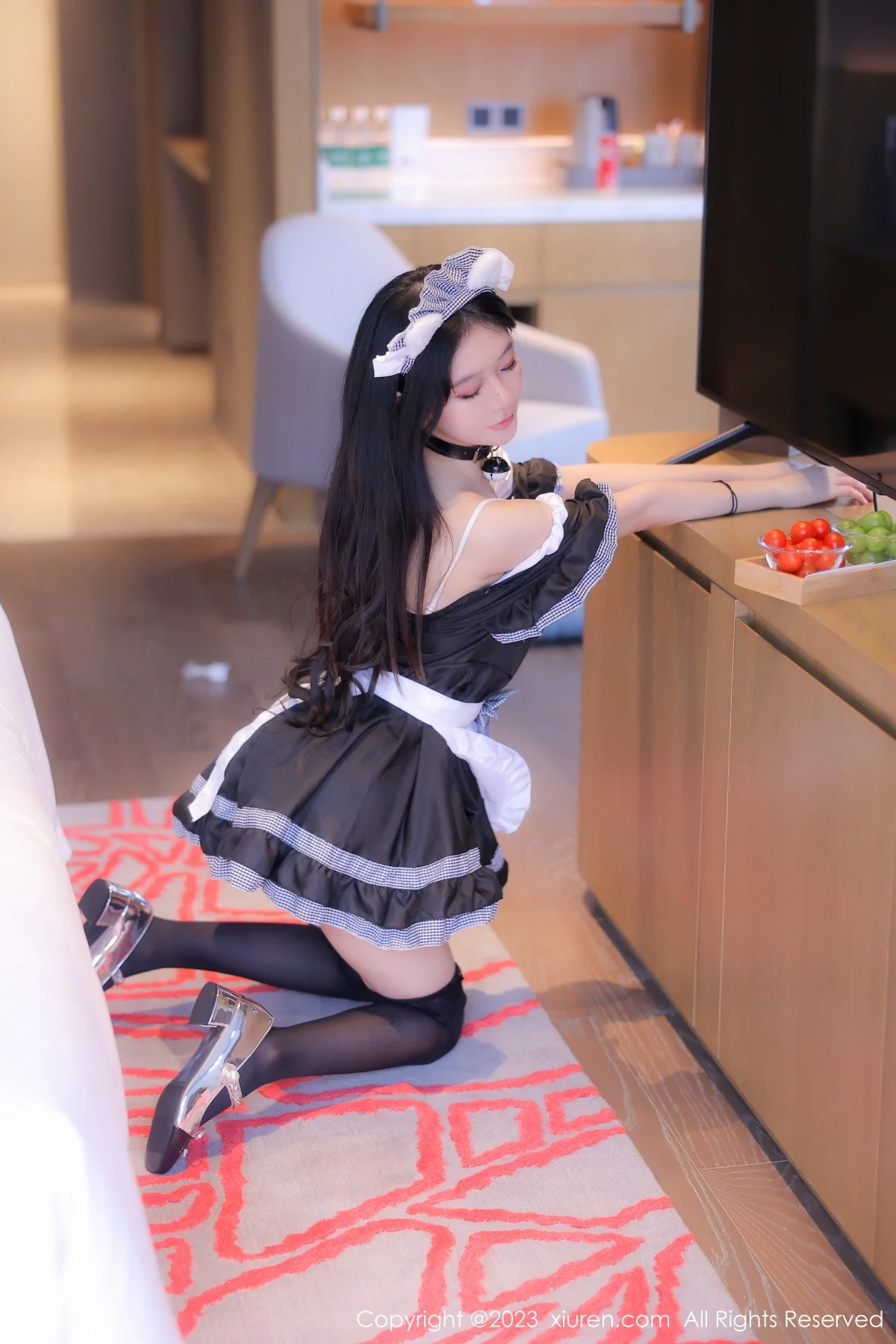 XiuRen第7237期_模特幼幼性感白黑色女仆服配超薄黑丝秀完美身材迷人诱惑写真103P