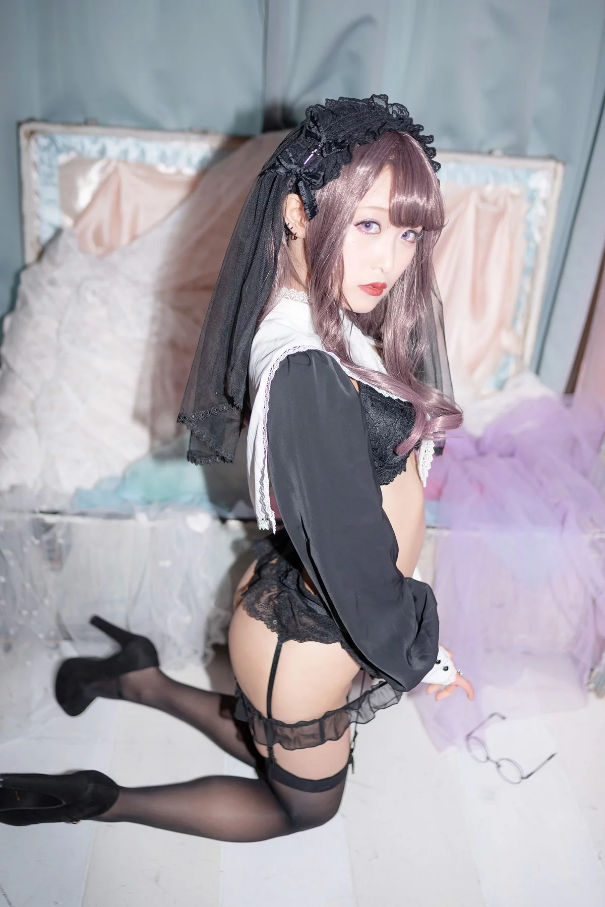 Coser美女月城委員会黑暗修女主题性感黑色蕾丝内衣配黑丝吊袜秀翘臀诱惑写真250P