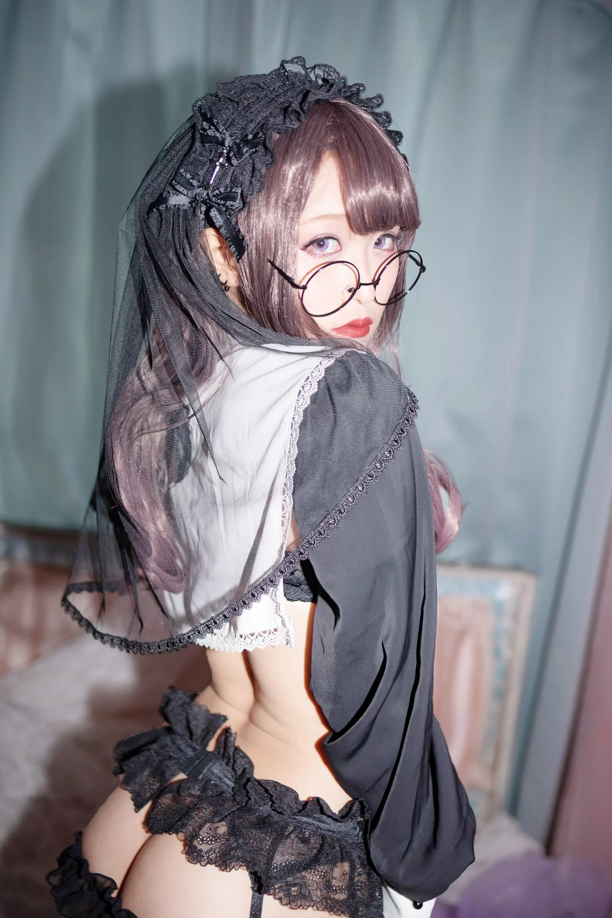 Coser美女月城委員会黑暗修女主题性感黑色蕾丝内衣配黑丝吊袜秀翘臀诱惑写真250P