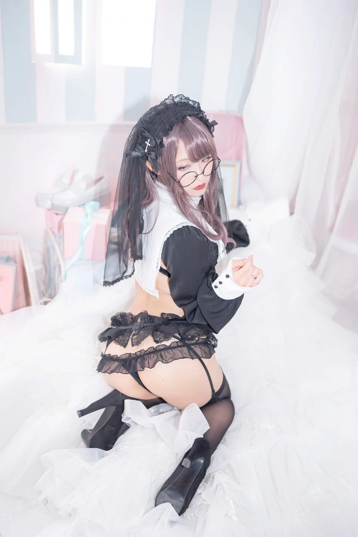 Coser美女月城委員会黑暗修女主题性感黑色蕾丝内衣配黑丝吊袜秀翘臀诱惑写真250P