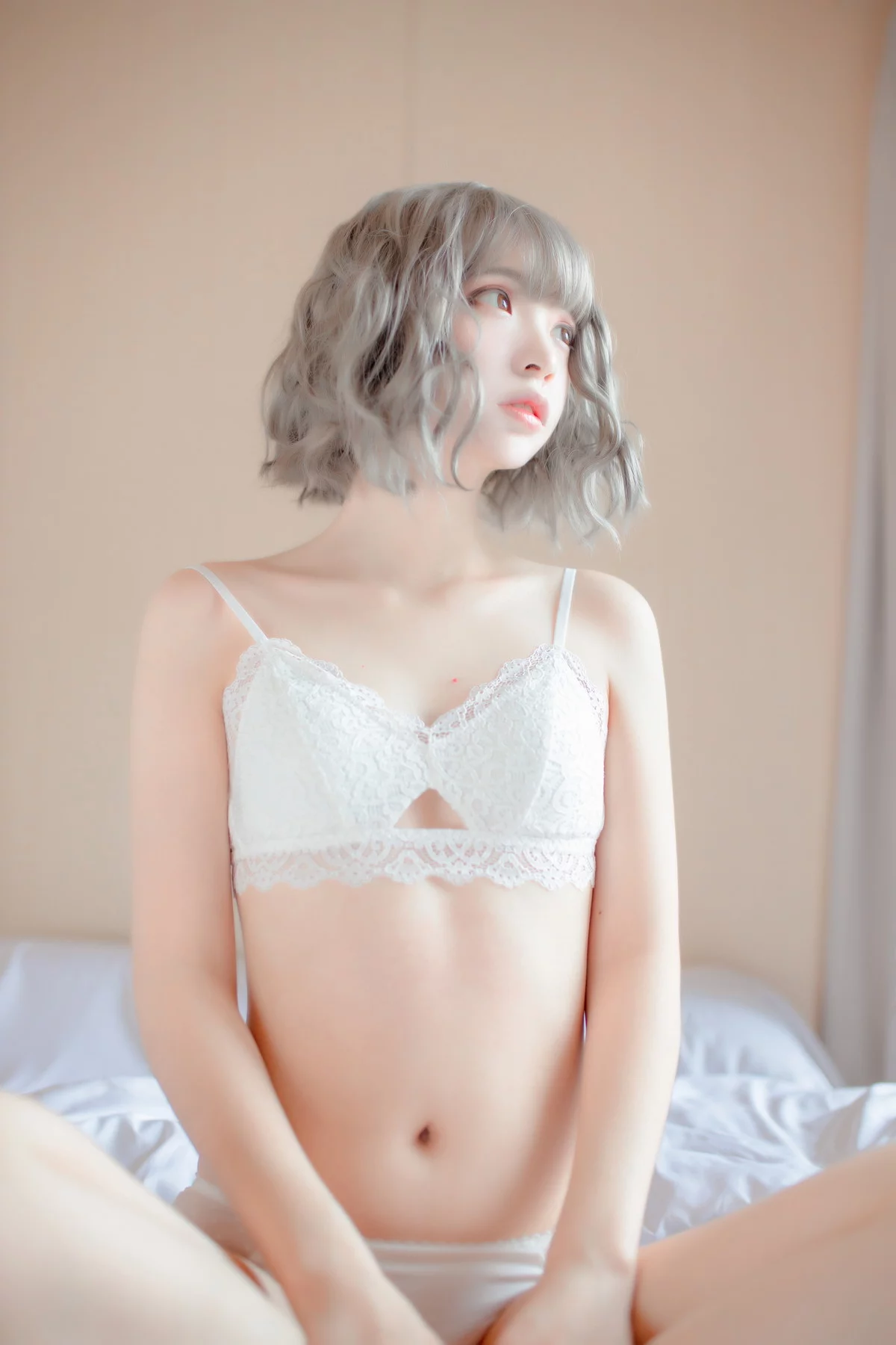 网络美女疯猫ss思绪之内衣主题私房床上性感白色蕾丝内衣秀完美身材迷人写真27P
