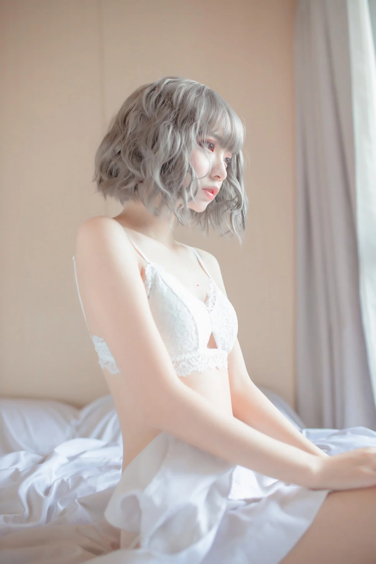 网络美女疯猫ss思绪之内衣主题私房床上性感白色蕾丝内衣秀完美身材迷人写真27P