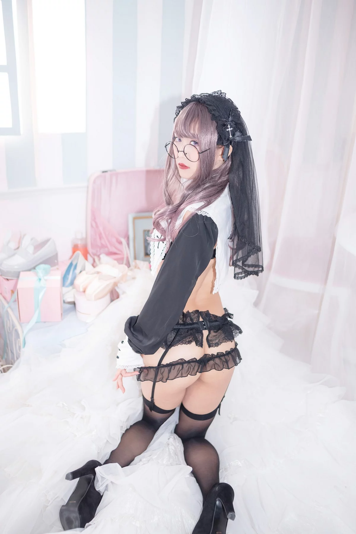 Coser美女月城委員会黑暗修女主题性感黑色蕾丝内衣配黑丝吊袜秀翘臀诱惑写真250P