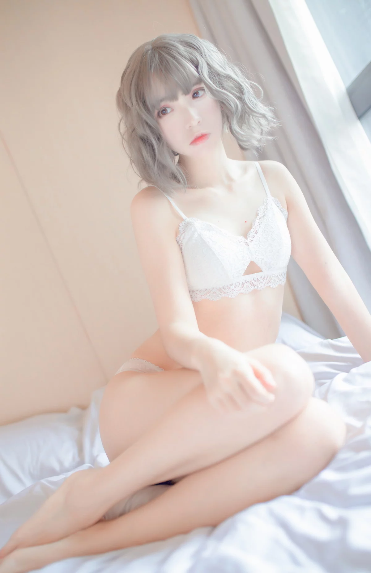 网络美女疯猫ss思绪之内衣主题私房床上性感白色蕾丝内衣秀完美身材迷人写真27P