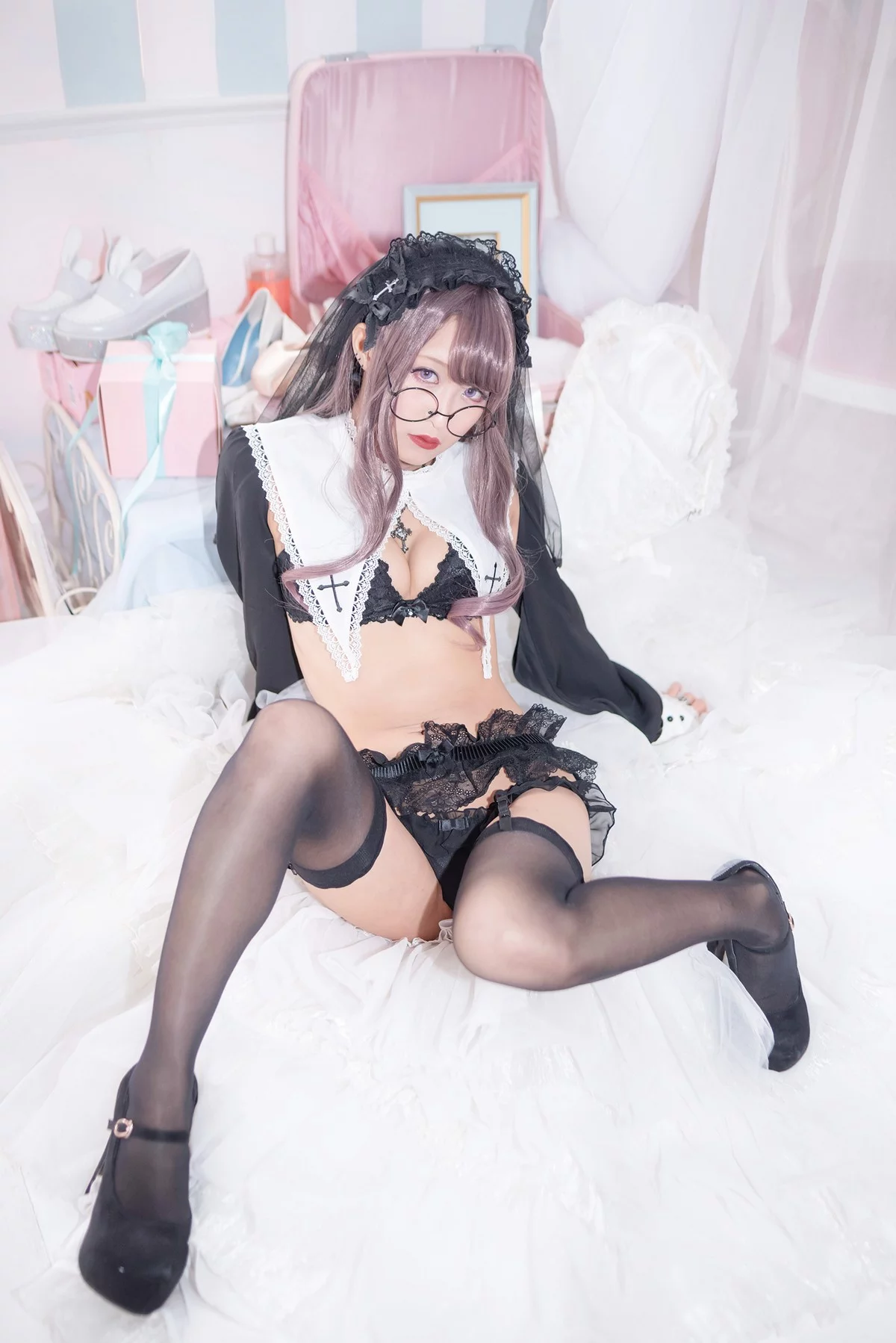 Coser美女月城委員会黑暗修女主题性感黑色蕾丝内衣配黑丝吊袜秀翘臀诱惑写真250P