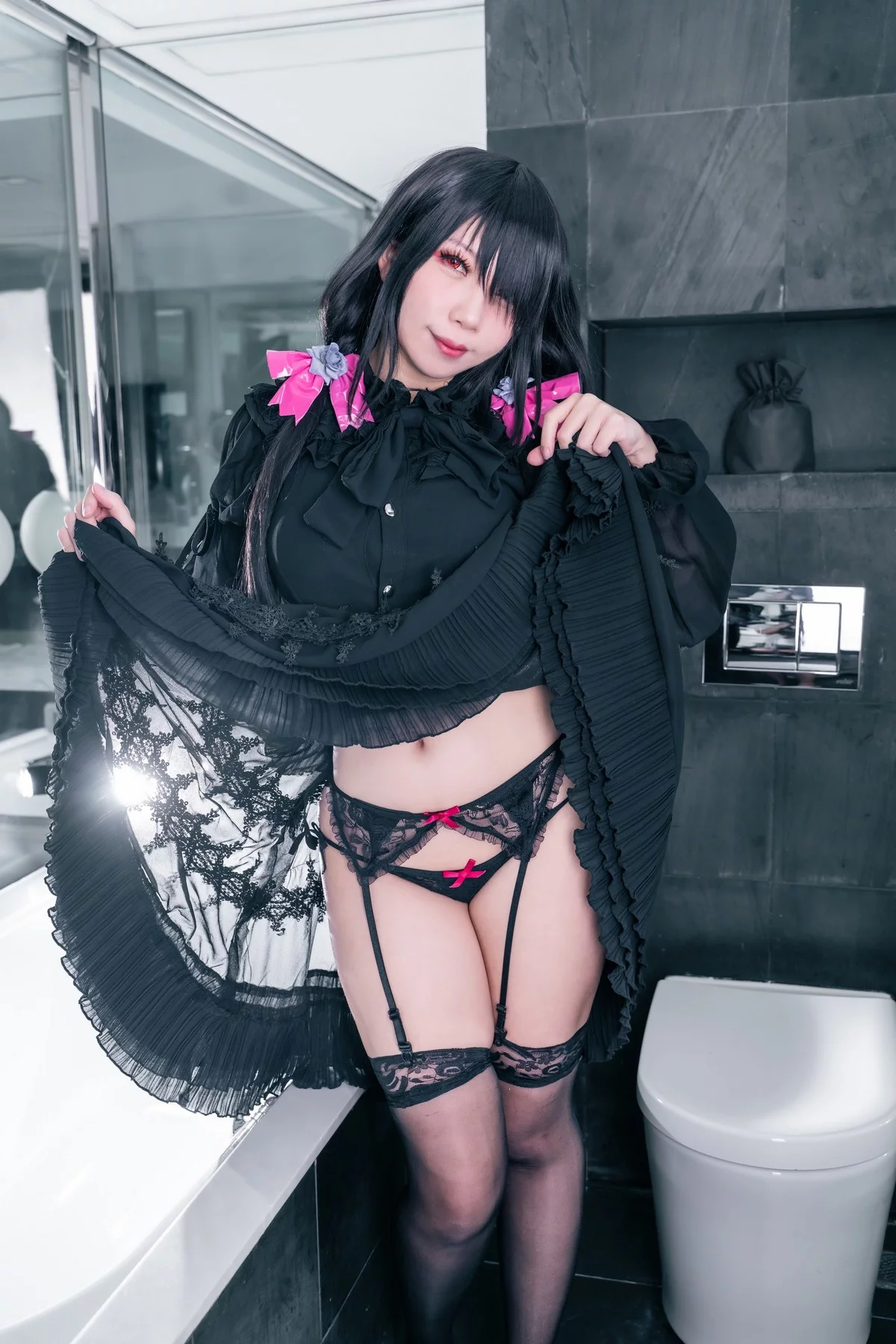 网络美女小琪-Aki黑兽女王主题性感黑色蕾丝内衣配黑丝吊袜秀完美身材诱惑写真39P