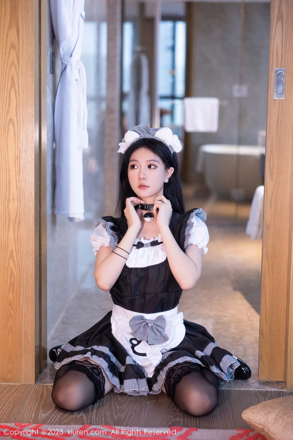XiuRen第7237期_模特幼幼性感白黑色女仆服配超薄黑丝秀完美身材迷人诱惑写真103P