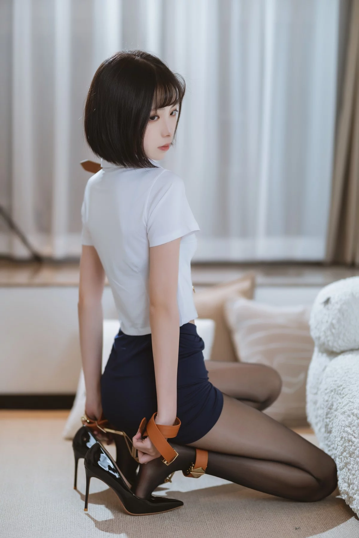 网络美女许岚LAN束缚黑丝主题性感白T配黑短裙露超薄黑丝情趣捆绑诱惑写真61P