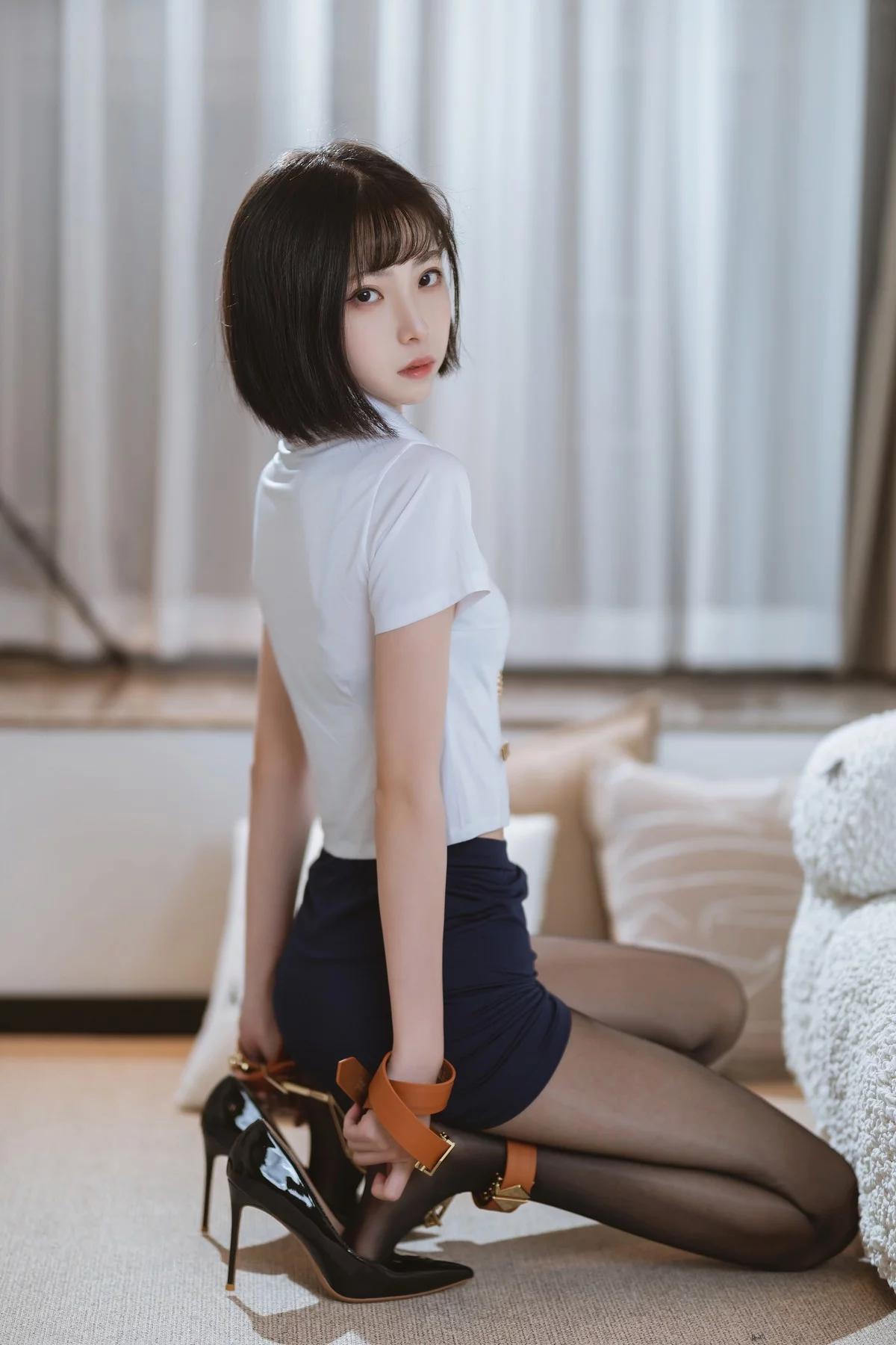 网络美女许岚LAN束缚黑丝主题性感白T配黑短裙露超薄黑丝情趣捆绑诱惑写真61P