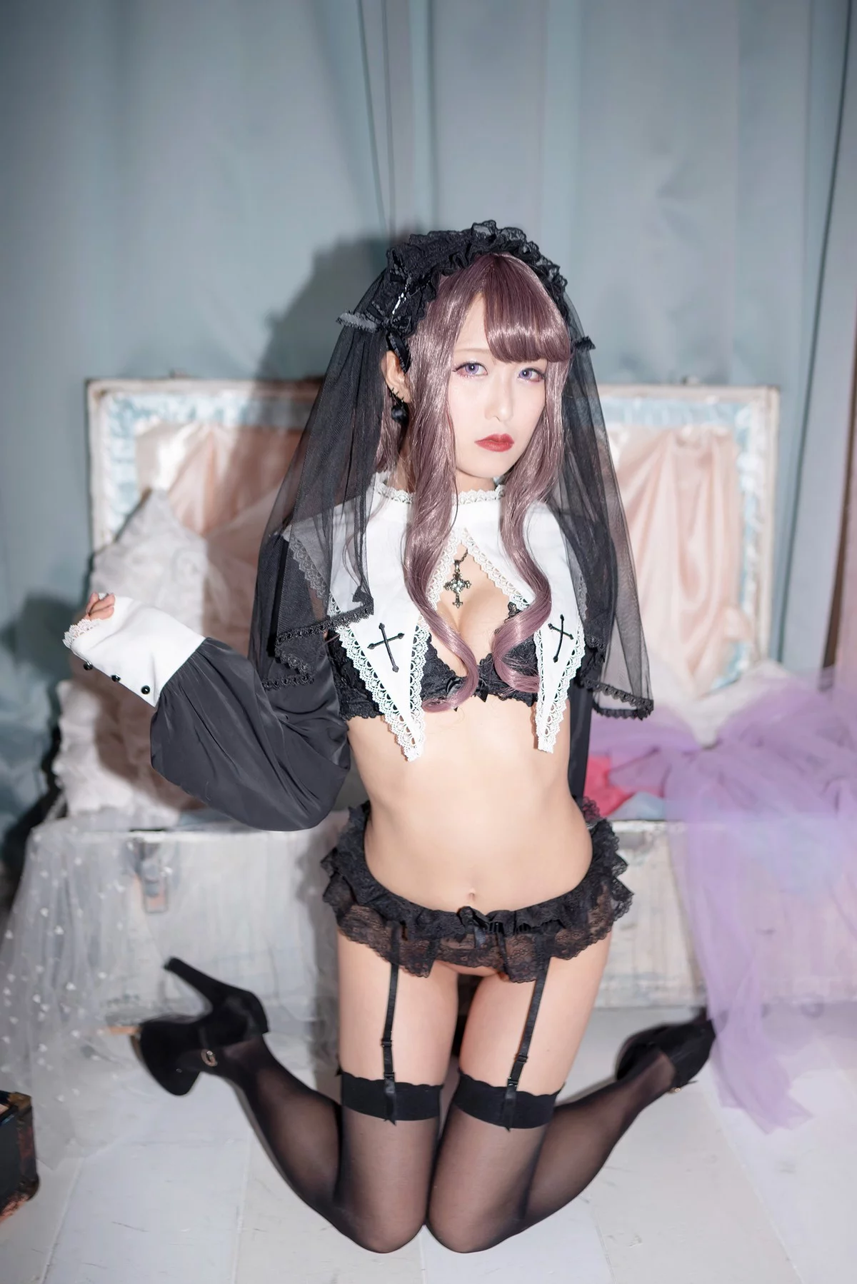 Coser美女月城委員会黑暗修女主题性感黑色蕾丝内衣配黑丝吊袜秀翘臀诱惑写真250P