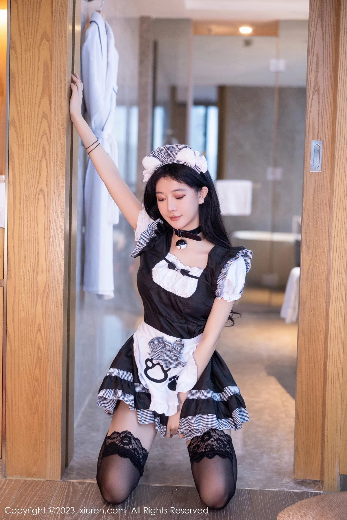 XiuRen第7237期_模特幼幼性感白黑色女仆服配超薄黑丝秀完美身材迷人诱惑写真103P