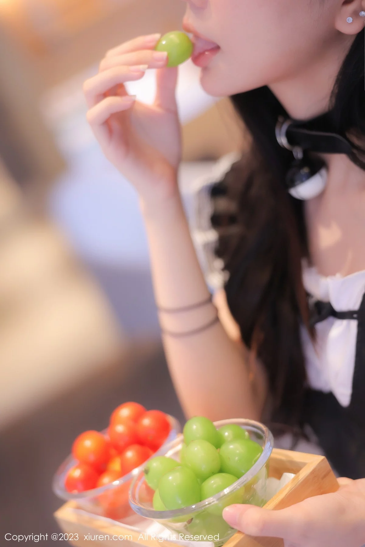 XiuRen第7237期_模特幼幼性感白黑色女仆服配超薄黑丝秀完美身材迷人诱惑写真103P