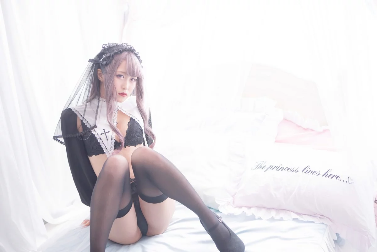 Coser美女月城委員会黑暗修女主题性感黑色蕾丝内衣配黑丝吊袜秀翘臀诱惑写真250P