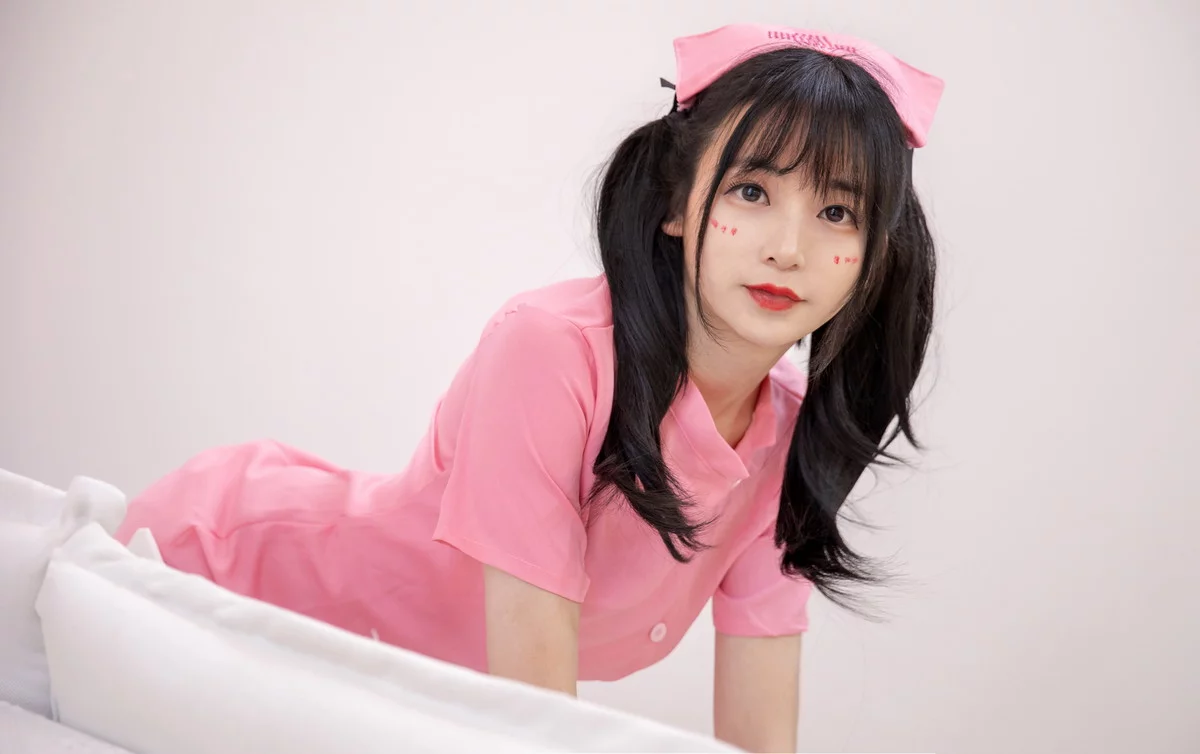 网络美女豪歌粉红护士主题私房脱护士装露性感白色薄透内衣秀惹火身材诱惑写真45P