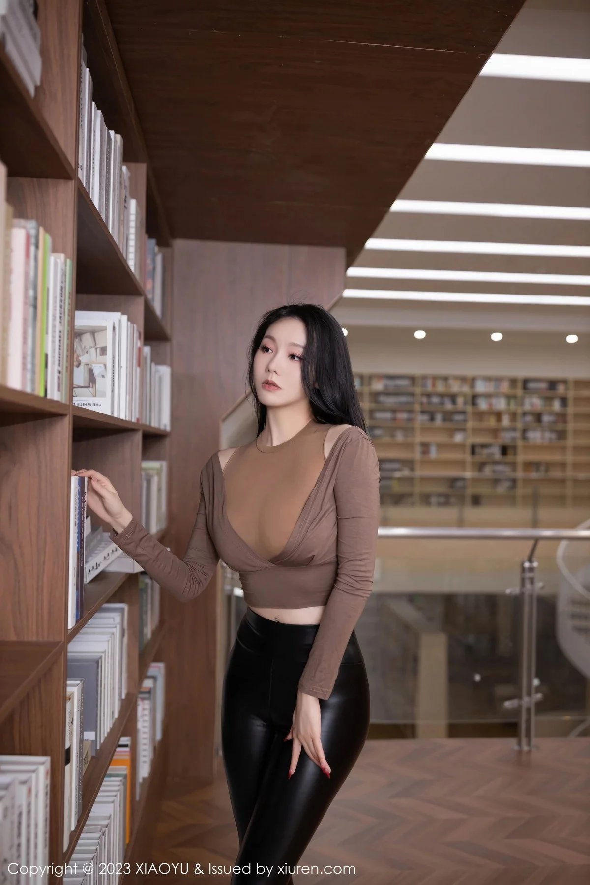 XiuRen第7133期_模特安然anran性感咖啡色上衣配黑色皮长裤秀完美身材诱惑写真80P