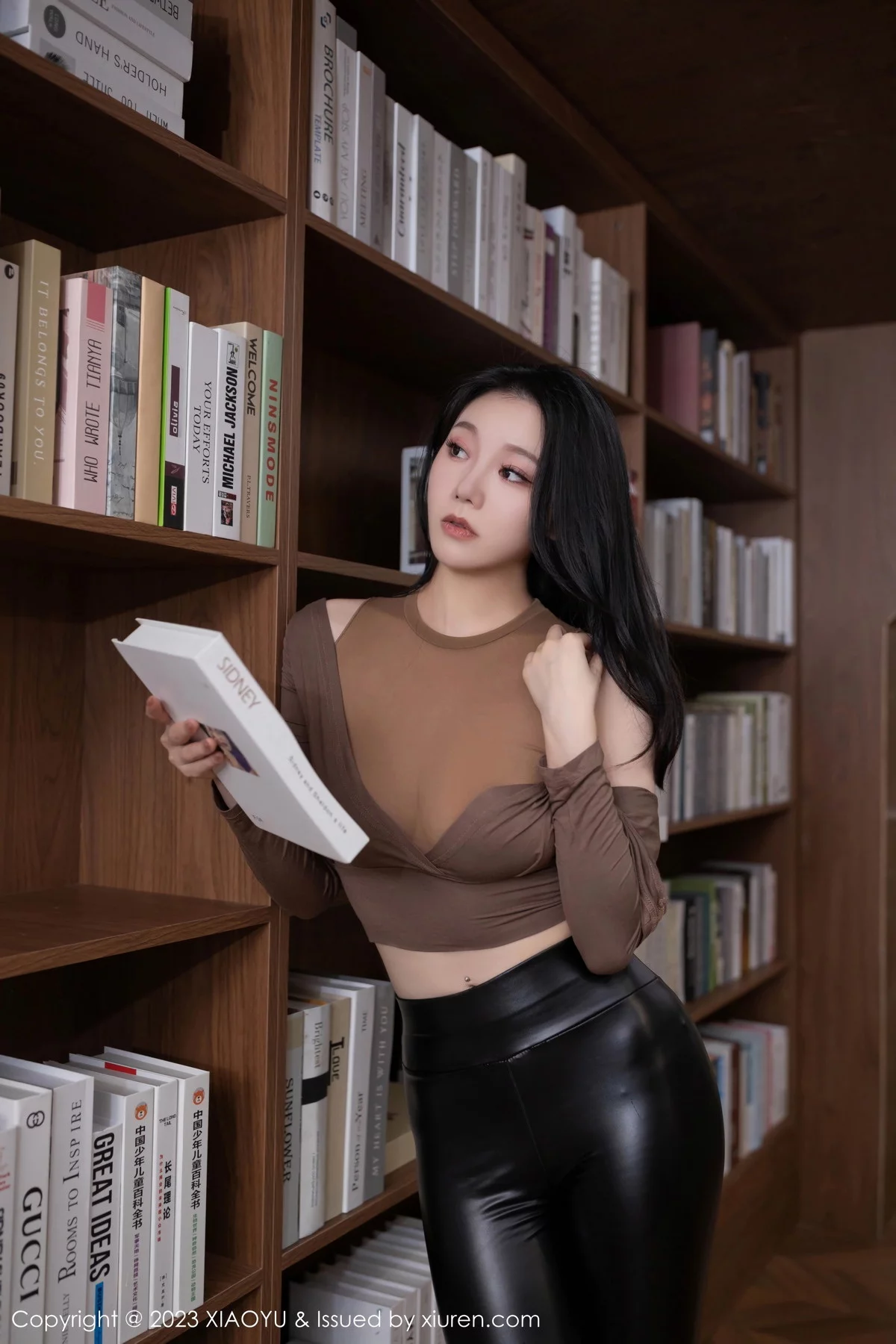 XiuRen第7133期_模特安然anran性感咖啡色上衣配黑色皮长裤秀完美身材诱惑写真80P