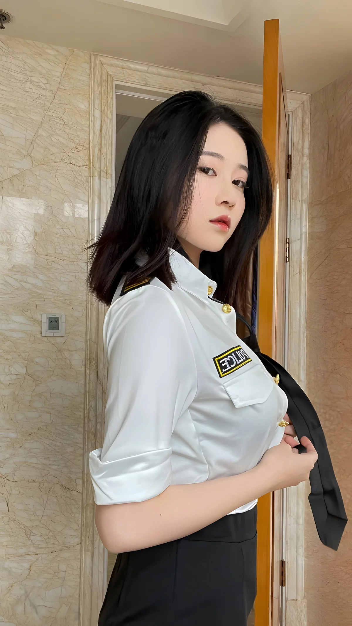 网络美女年年Nnian涩女警主题半脱露性感黑色蕾丝内衣配黑丝吊袜撩人诱惑写真69P