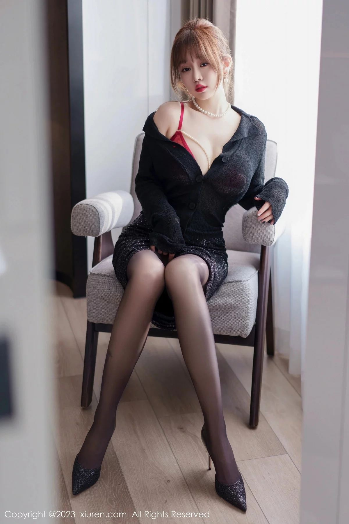 XiuRen第7156期_女神王雨纯性感黑色衣露红色蕾丝情趣内衣配超薄黑丝诱惑写真75P