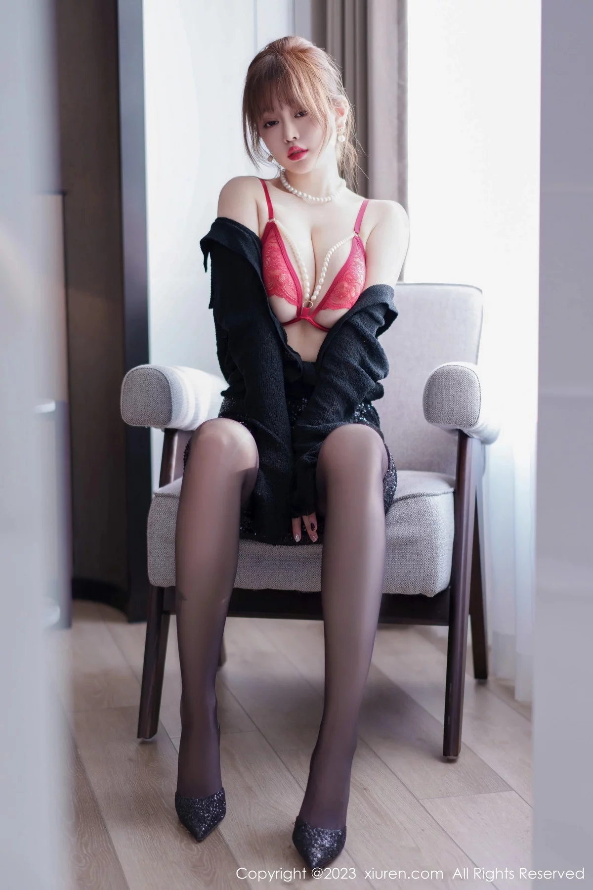 XiuRen第7156期_女神王雨纯性感黑色衣露红色蕾丝情趣内衣配超薄黑丝诱惑写真75P