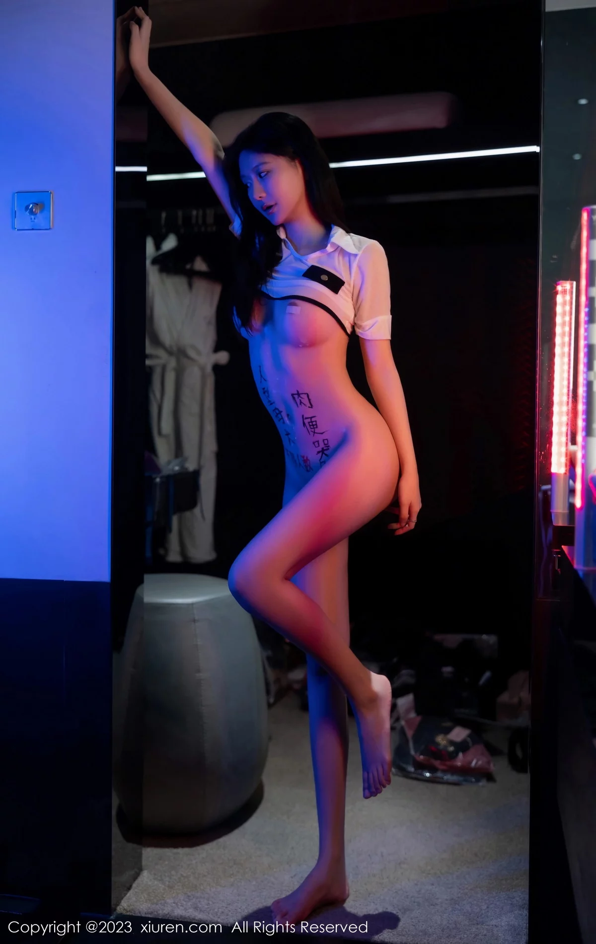 XiuRen第7159期_模特幼幼性感白色上衣配黑色长裤露丁字裤秀翘臀美腿诱惑写真83P