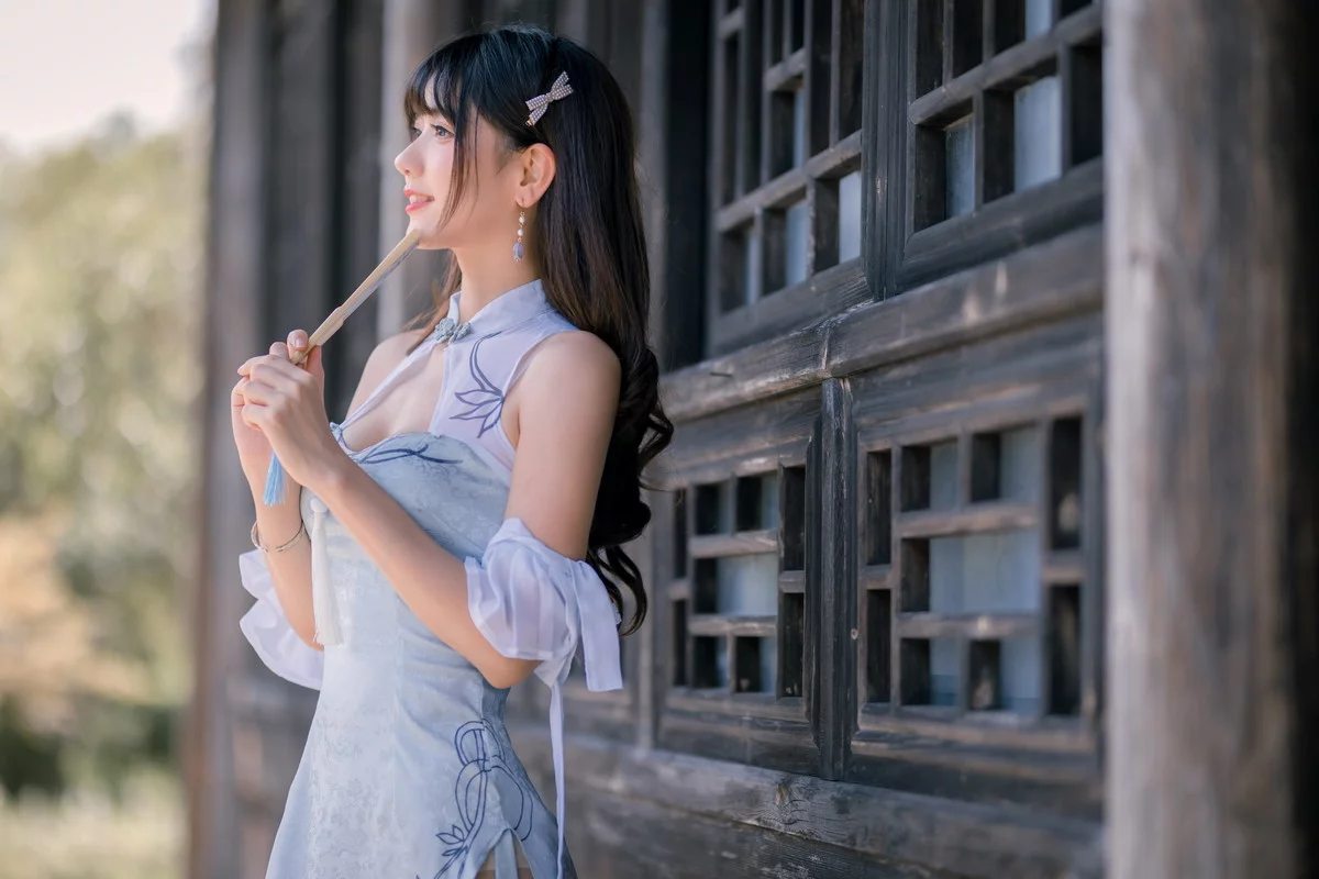 网络美女陆卿卿蓝色旗袍主题户外古典拍摄性感高开叉旗袍秀美腿迷人诱惑写真25P