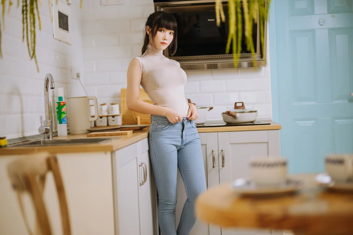 网络美女汪知子姐姐的牛仔裤主题性感肉色上衣配紧身牛仔裤露黑色内衣诱惑写真42P