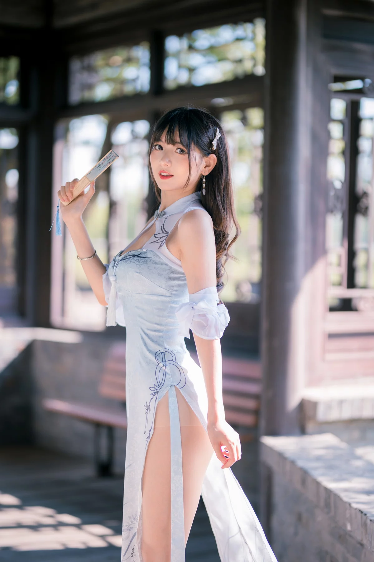 网络美女陆卿卿蓝色旗袍主题户外古典拍摄性感高开叉旗袍秀美腿迷人诱惑写真25P