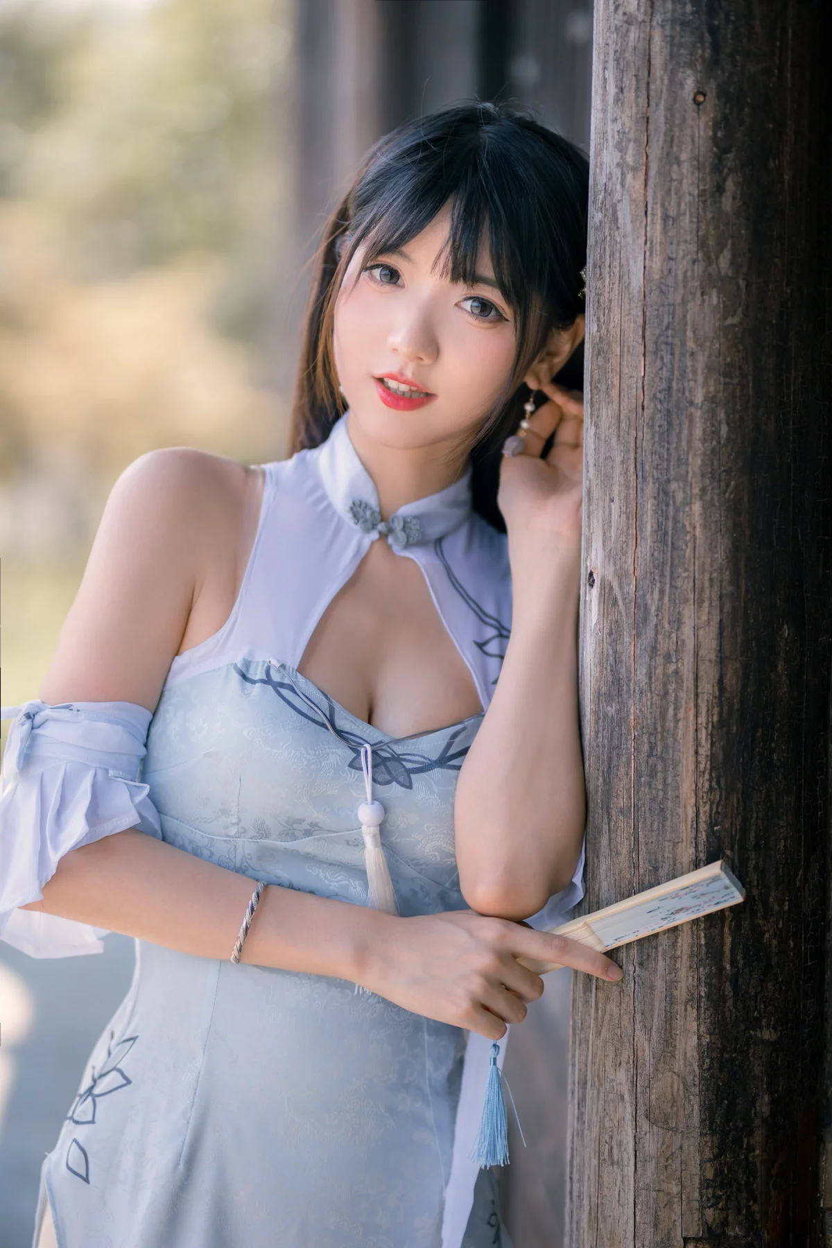 网络美女陆卿卿蓝色旗袍主题户外古典拍摄性感高开叉旗袍秀美腿迷人诱惑写真25P