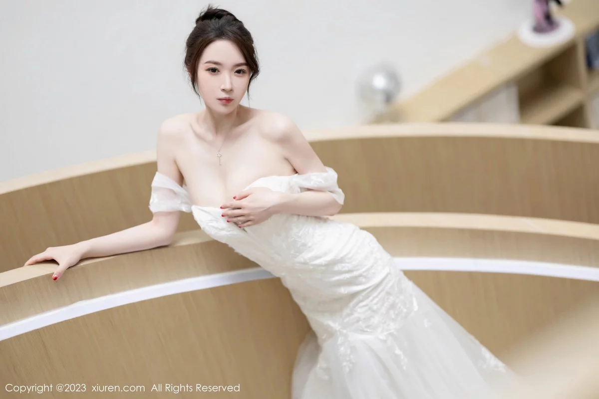 XiuRen第7310期_模特梦心玥安吉旅拍性感白色婚纱服饰半脱秀曼妙身姿诱惑写真83P