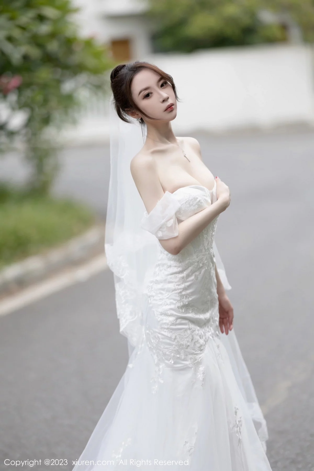 XiuRen第7310期_模特梦心玥安吉旅拍性感白色婚纱服饰半脱秀曼妙身姿诱惑写真83P