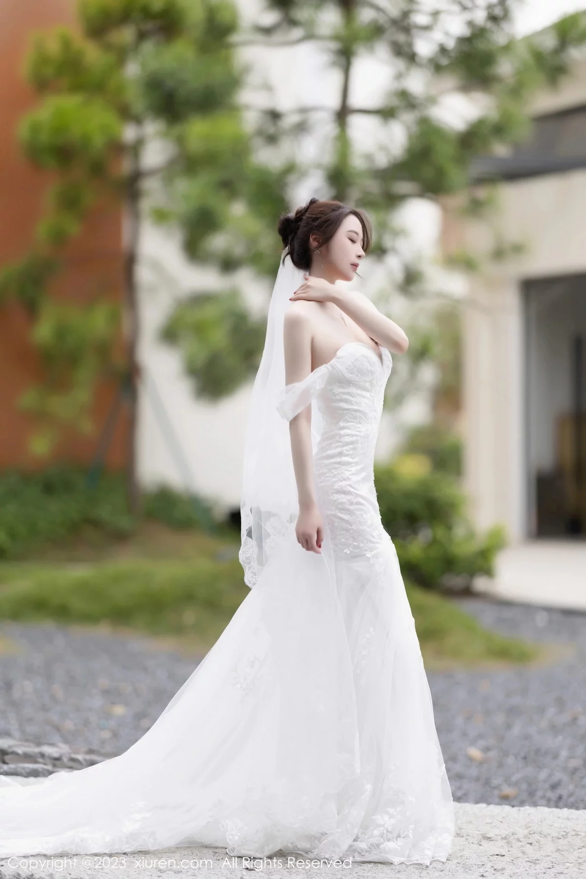XiuRen第7310期_模特梦心玥安吉旅拍性感白色婚纱服饰半脱秀曼妙身姿诱惑写真83P