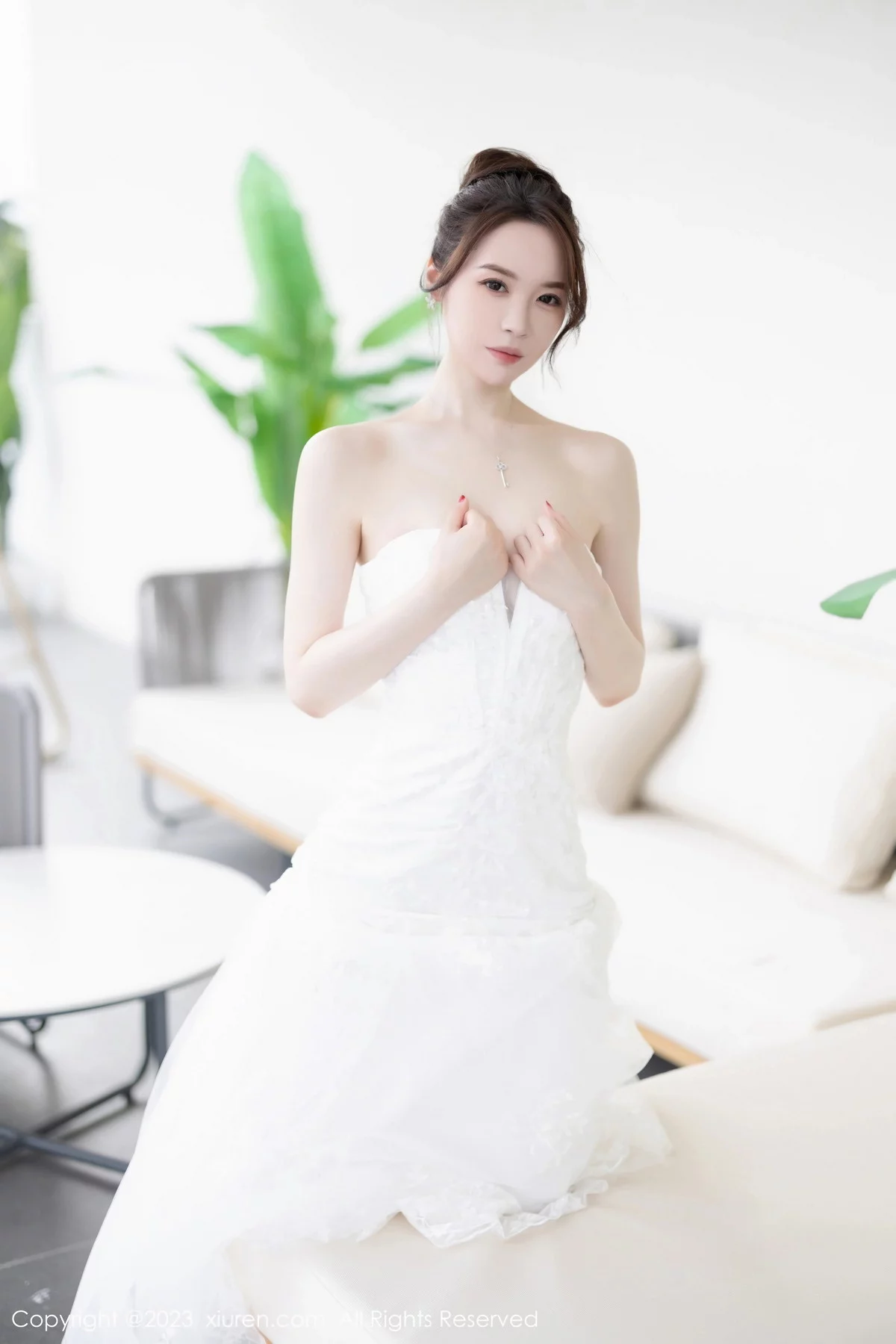 XiuRen第7310期_模特梦心玥安吉旅拍性感白色婚纱服饰半脱秀曼妙身姿诱惑写真83P