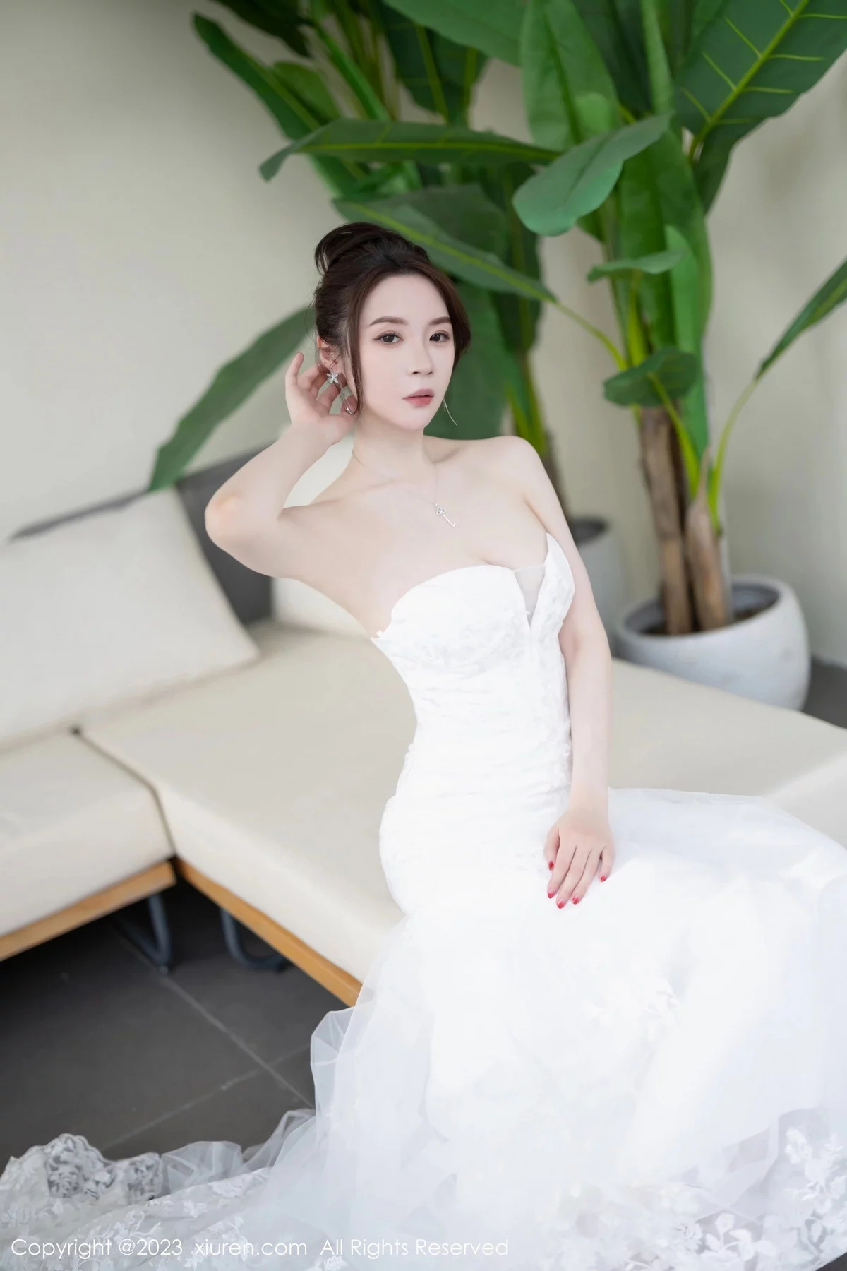 XiuRen第7310期_模特梦心玥安吉旅拍性感白色婚纱服饰半脱秀曼妙身姿诱惑写真83P