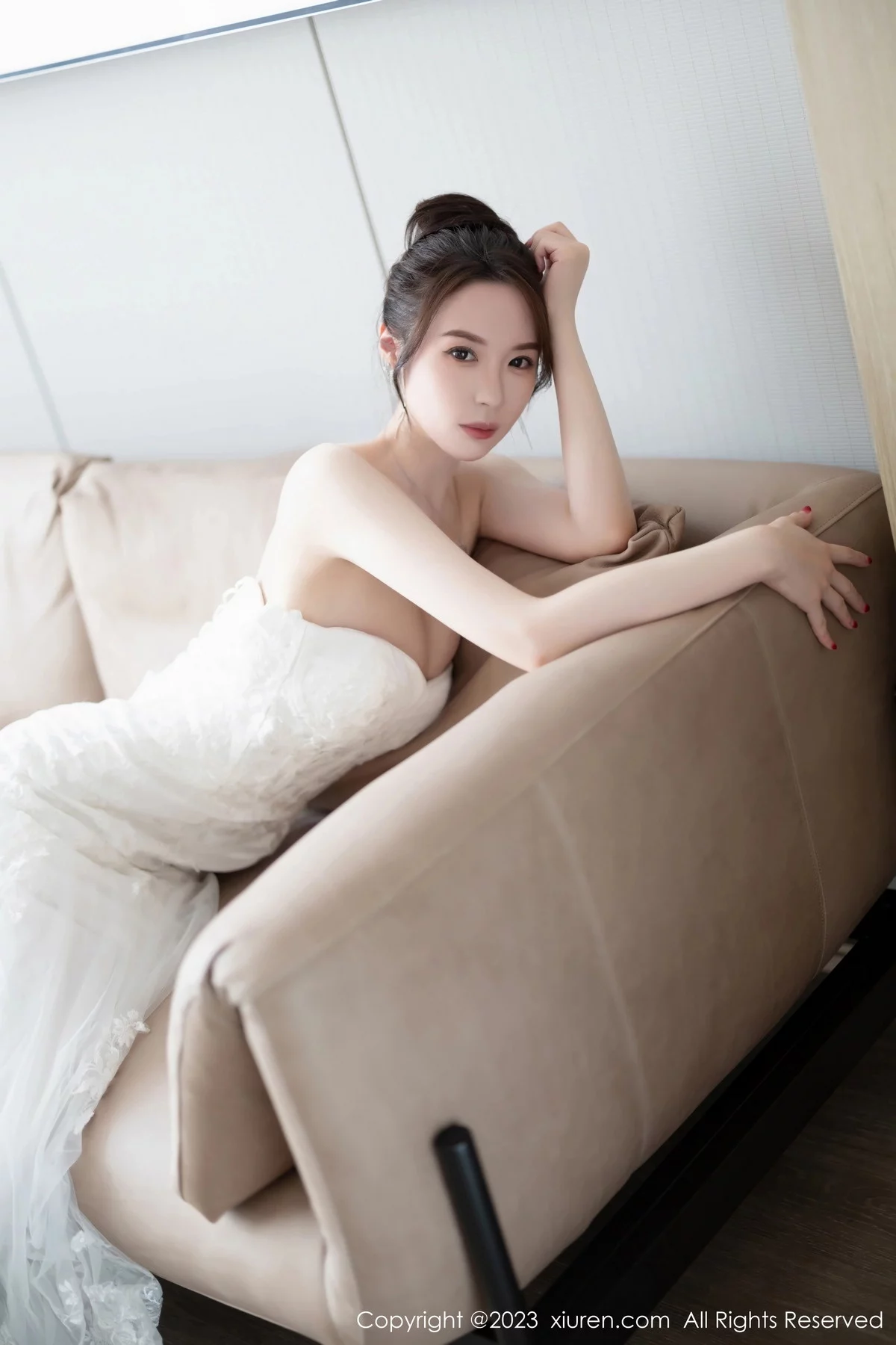 XiuRen第7310期_模特梦心玥安吉旅拍性感白色婚纱服饰半脱秀曼妙身姿诱惑写真83P