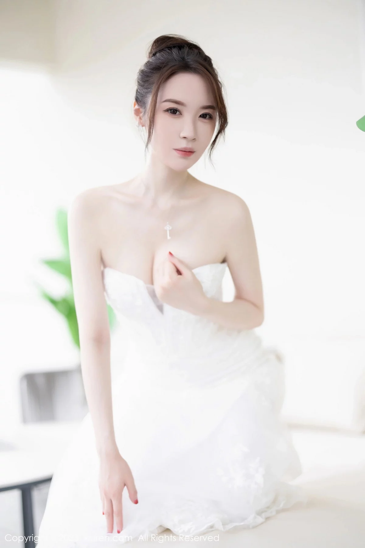 XiuRen第7310期_模特梦心玥安吉旅拍性感白色婚纱服饰半脱秀曼妙身姿诱惑写真83P