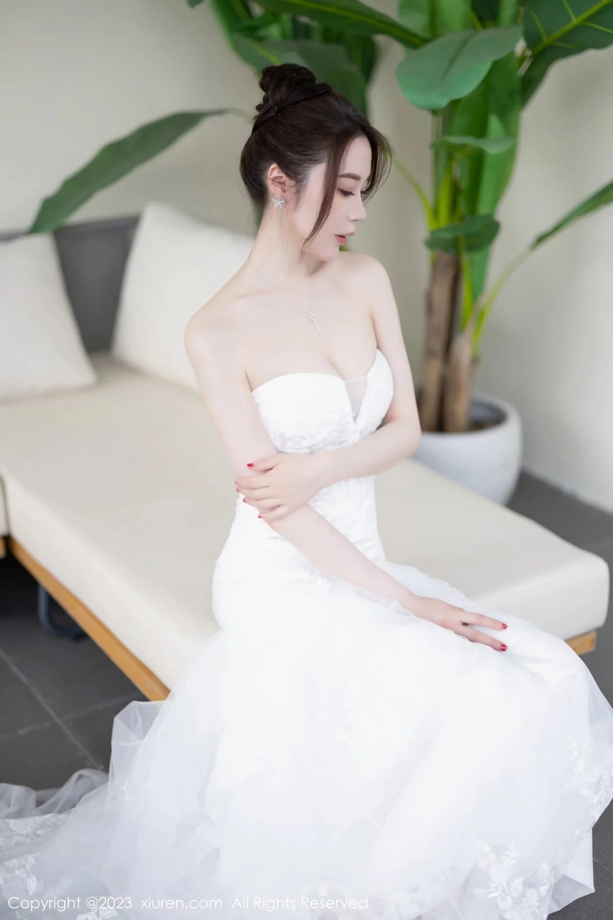 XiuRen第7310期_模特梦心玥安吉旅拍性感白色婚纱服饰半脱秀曼妙身姿诱惑写真83P