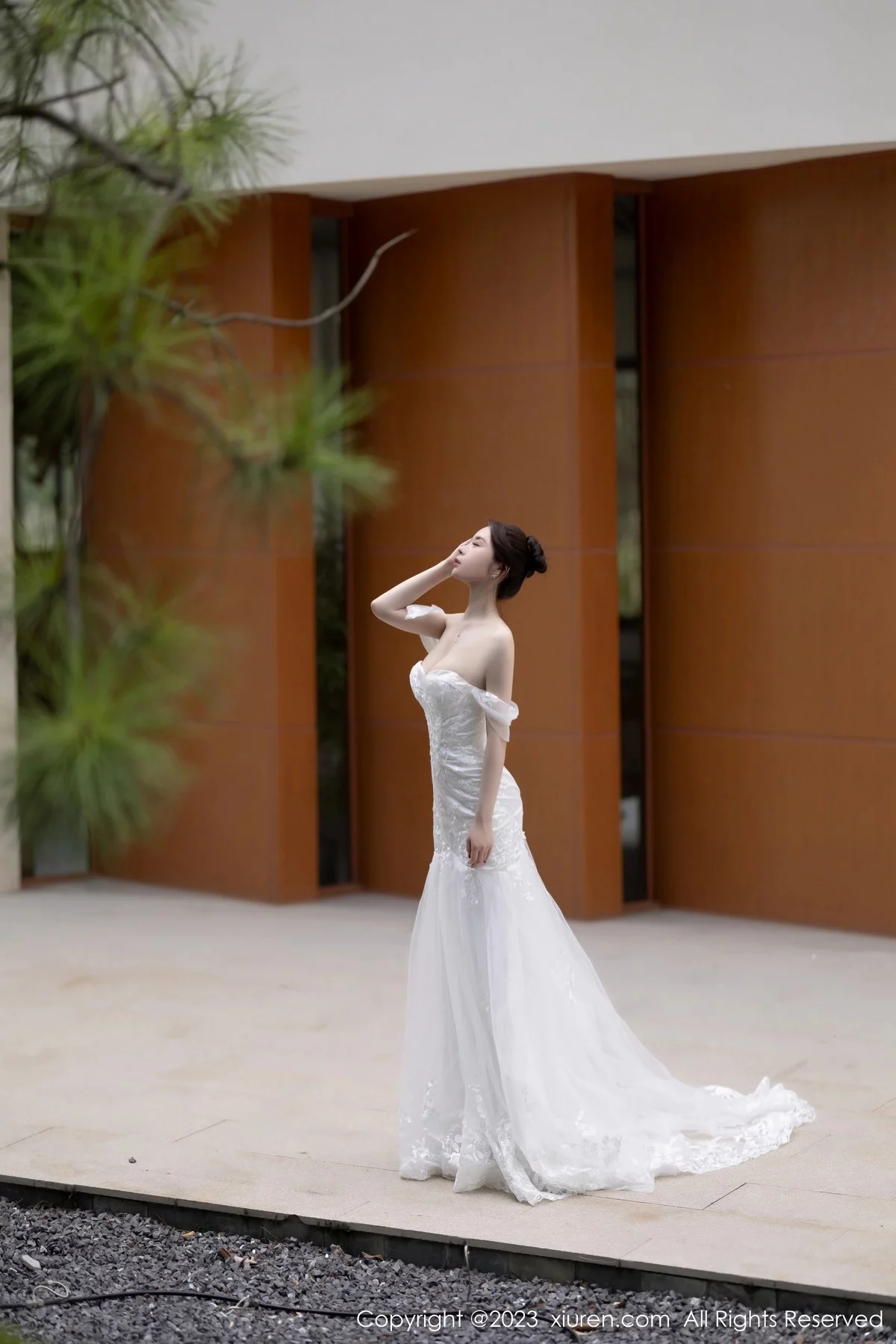 XiuRen第7310期_模特梦心玥安吉旅拍性感白色婚纱服饰半脱秀曼妙身姿诱惑写真83P