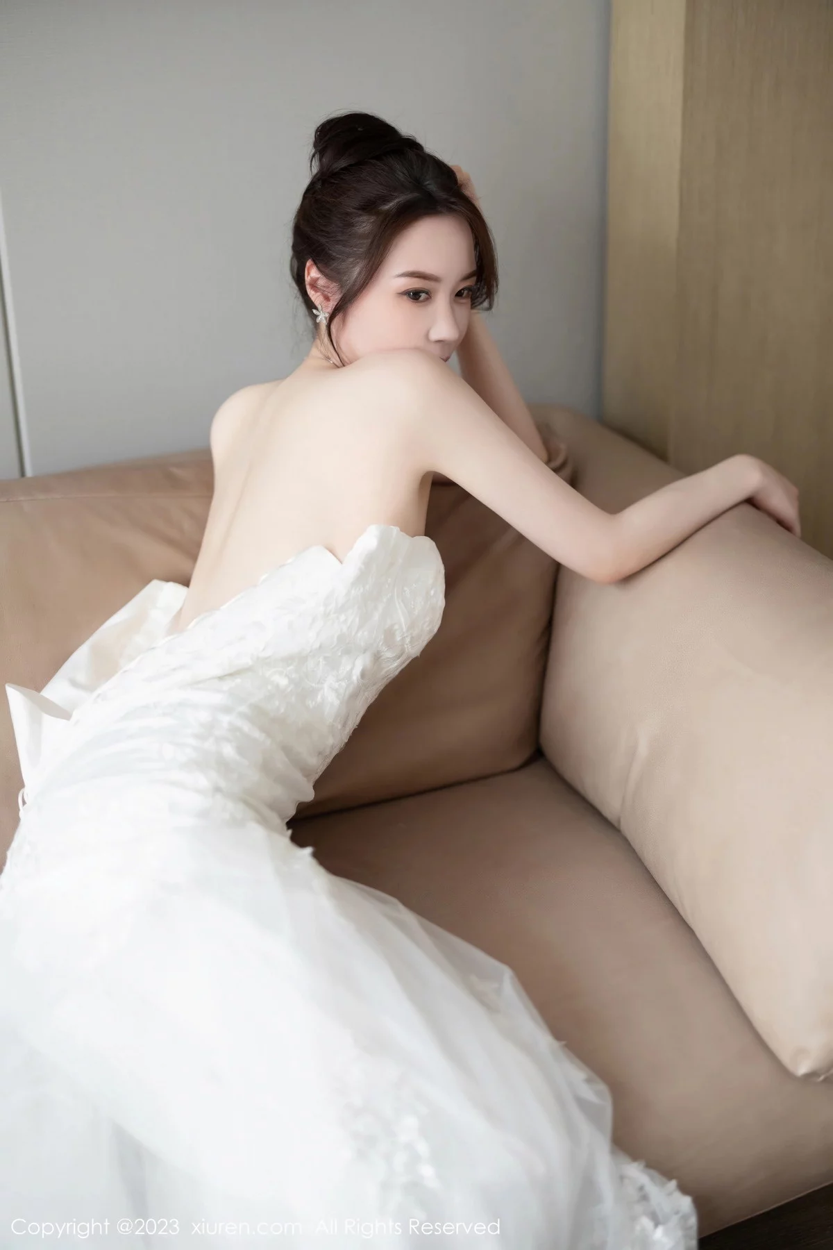 XiuRen第7310期_模特梦心玥安吉旅拍性感白色婚纱服饰半脱秀曼妙身姿诱惑写真83P
