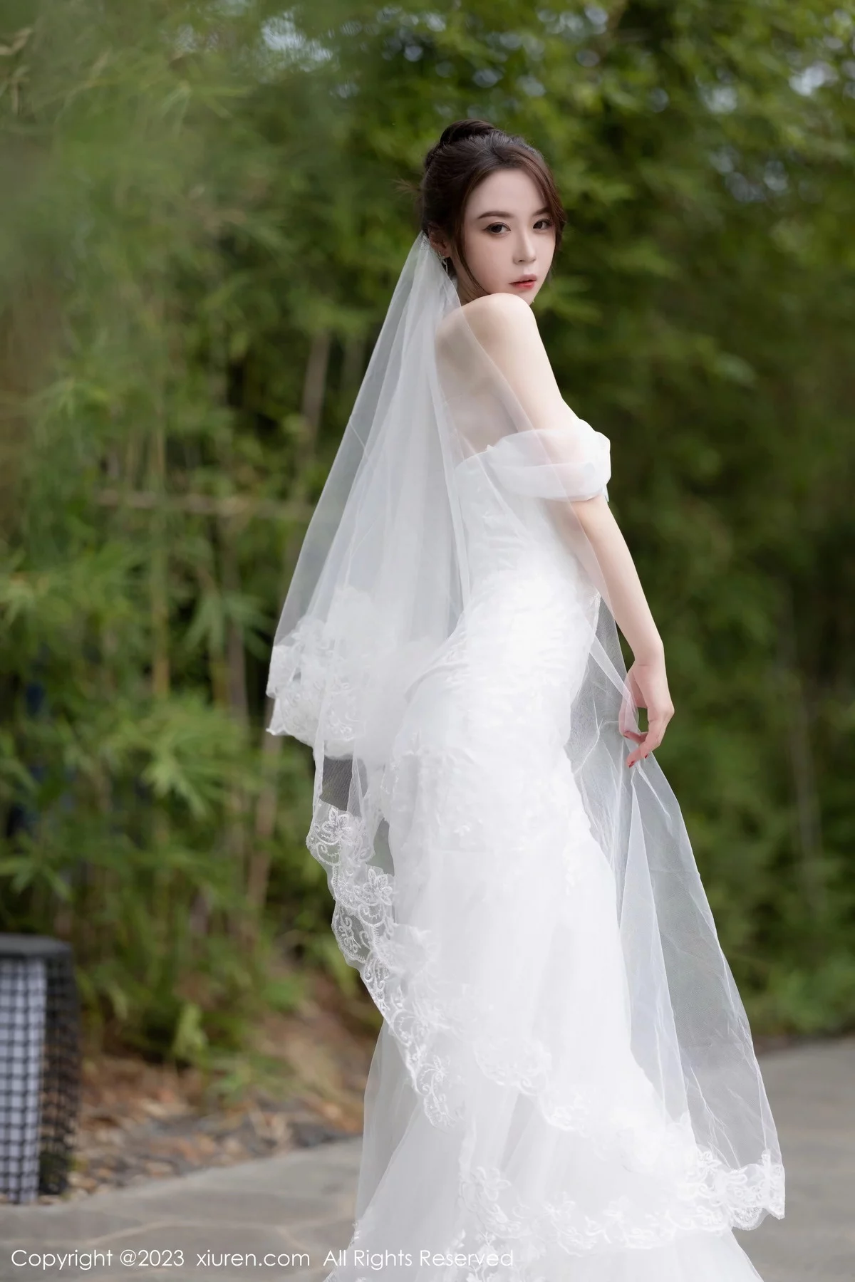 XiuRen第7310期_模特梦心玥安吉旅拍性感白色婚纱服饰半脱秀曼妙身姿诱惑写真83P