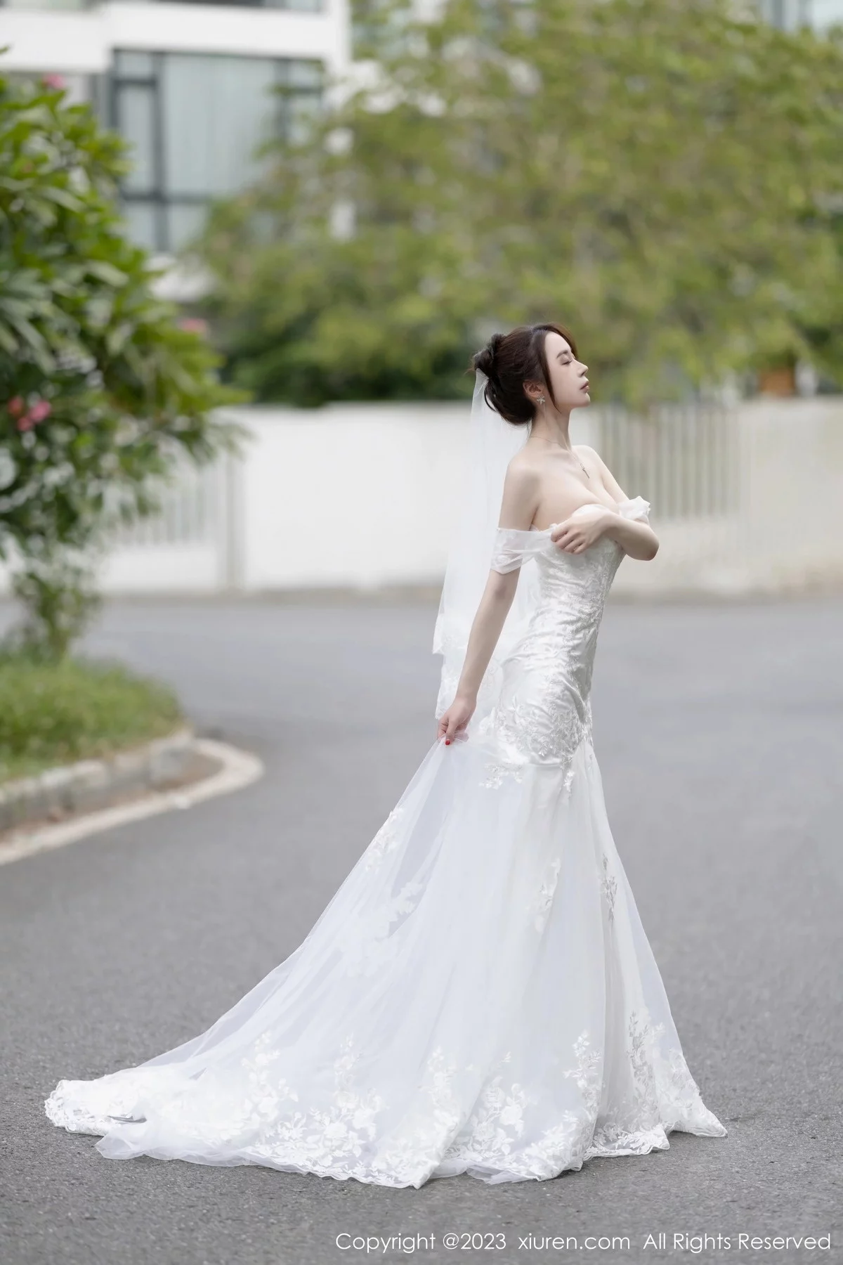 XiuRen第7310期_模特梦心玥安吉旅拍性感白色婚纱服饰半脱秀曼妙身姿诱惑写真83P