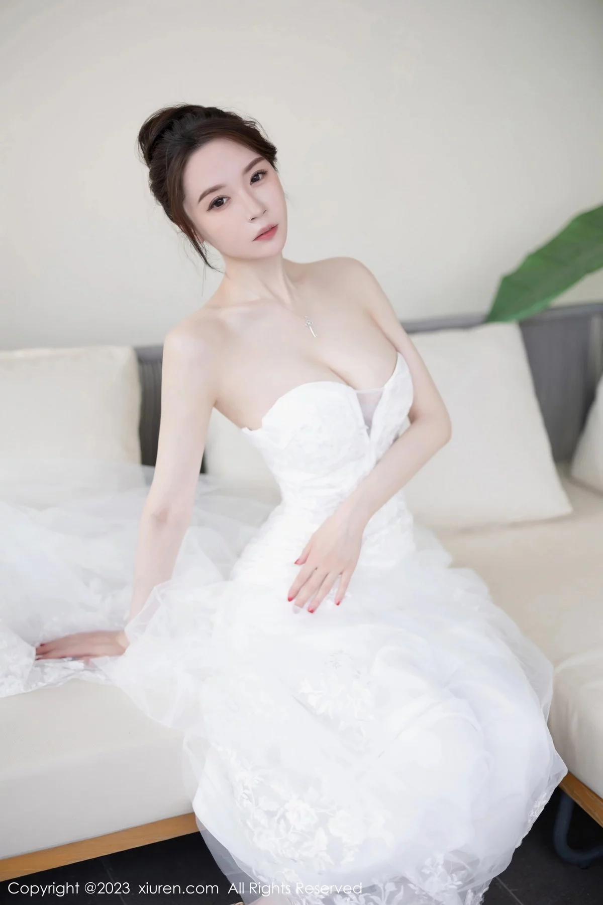 XiuRen第7310期_模特梦心玥安吉旅拍性感白色婚纱服饰半脱秀曼妙身姿诱惑写真83P