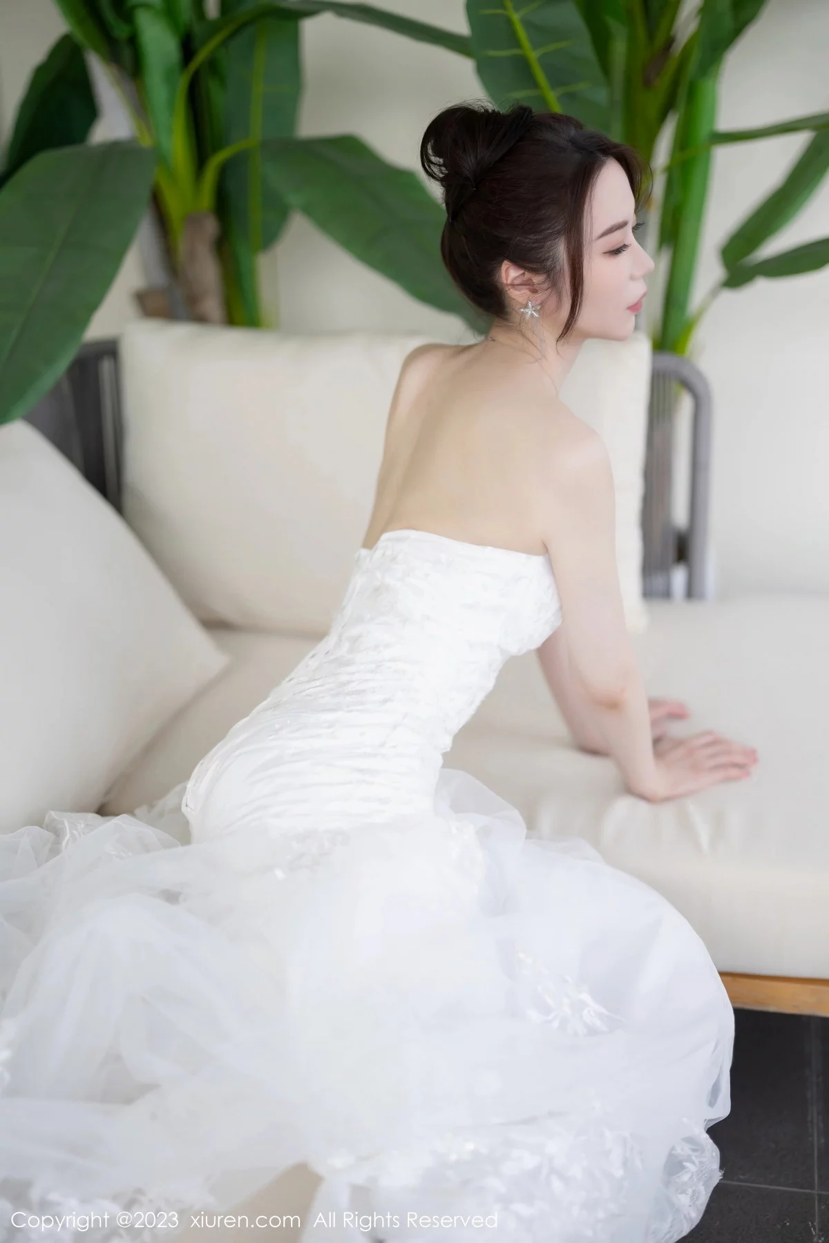 XiuRen第7310期_模特梦心玥安吉旅拍性感白色婚纱服饰半脱秀曼妙身姿诱惑写真83P