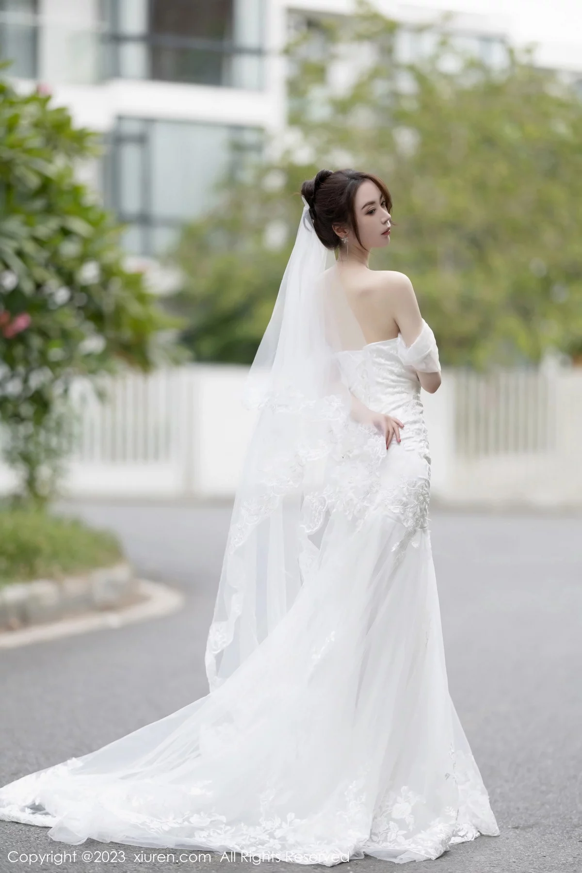 XiuRen第7310期_模特梦心玥安吉旅拍性感白色婚纱服饰半脱秀曼妙身姿诱惑写真83P