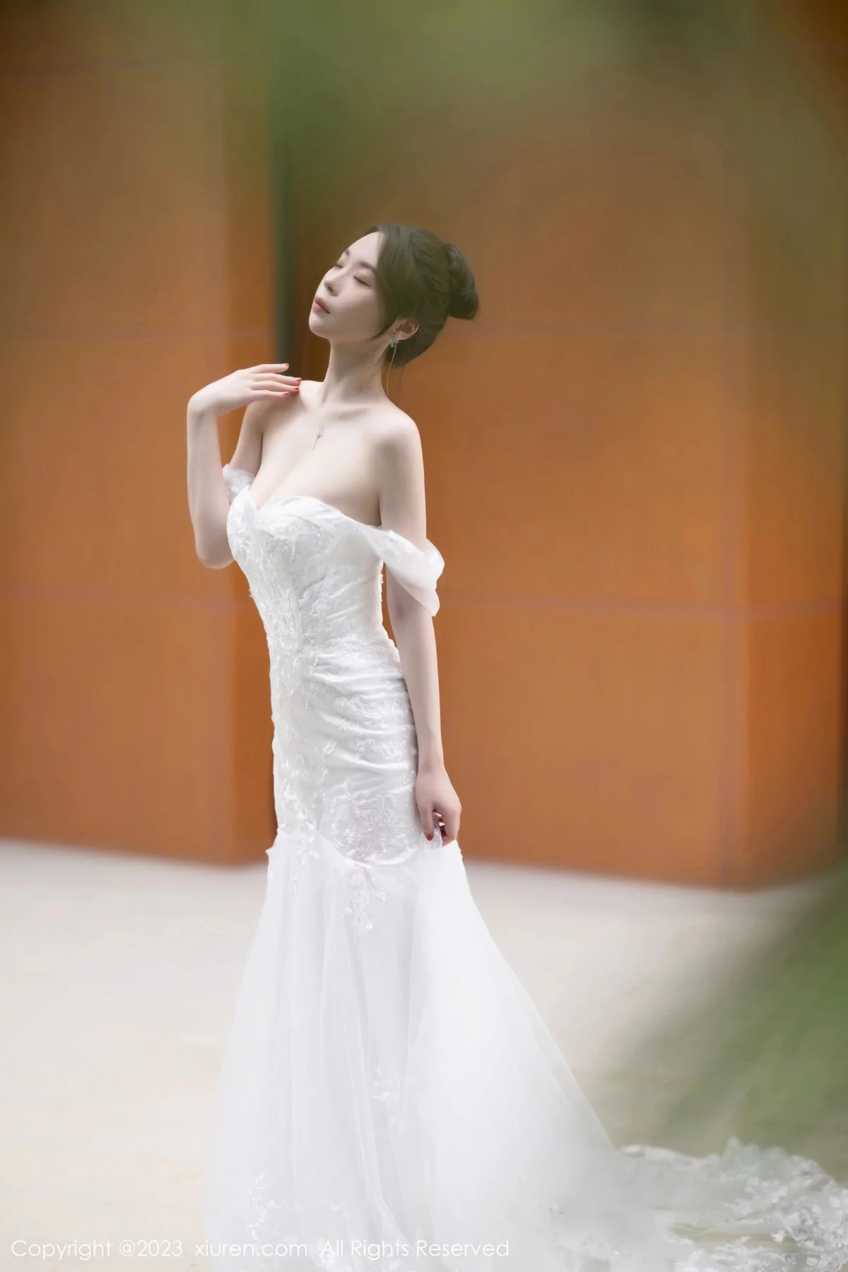 XiuRen第7310期_模特梦心玥安吉旅拍性感白色婚纱服饰半脱秀曼妙身姿诱惑写真83P