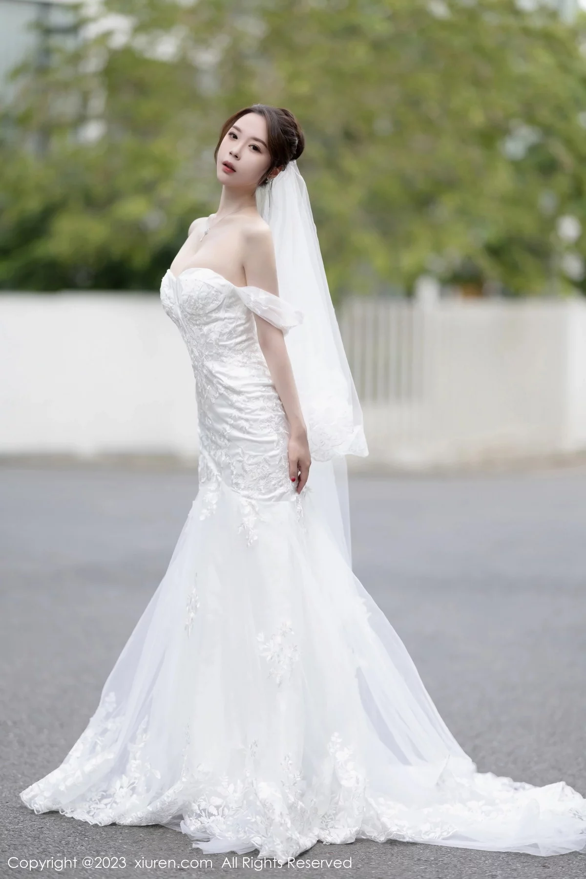 XiuRen第7310期_模特梦心玥安吉旅拍性感白色婚纱服饰半脱秀曼妙身姿诱惑写真83P