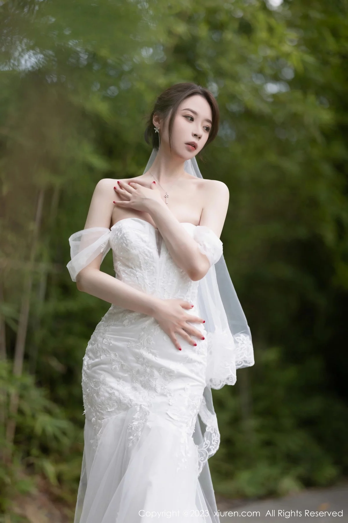 XiuRen第7310期_模特梦心玥安吉旅拍性感白色婚纱服饰半脱秀曼妙身姿诱惑写真83P