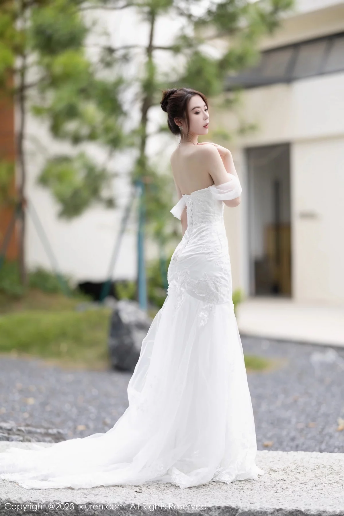 XiuRen第7310期_模特梦心玥安吉旅拍性感白色婚纱服饰半脱秀曼妙身姿诱惑写真83P