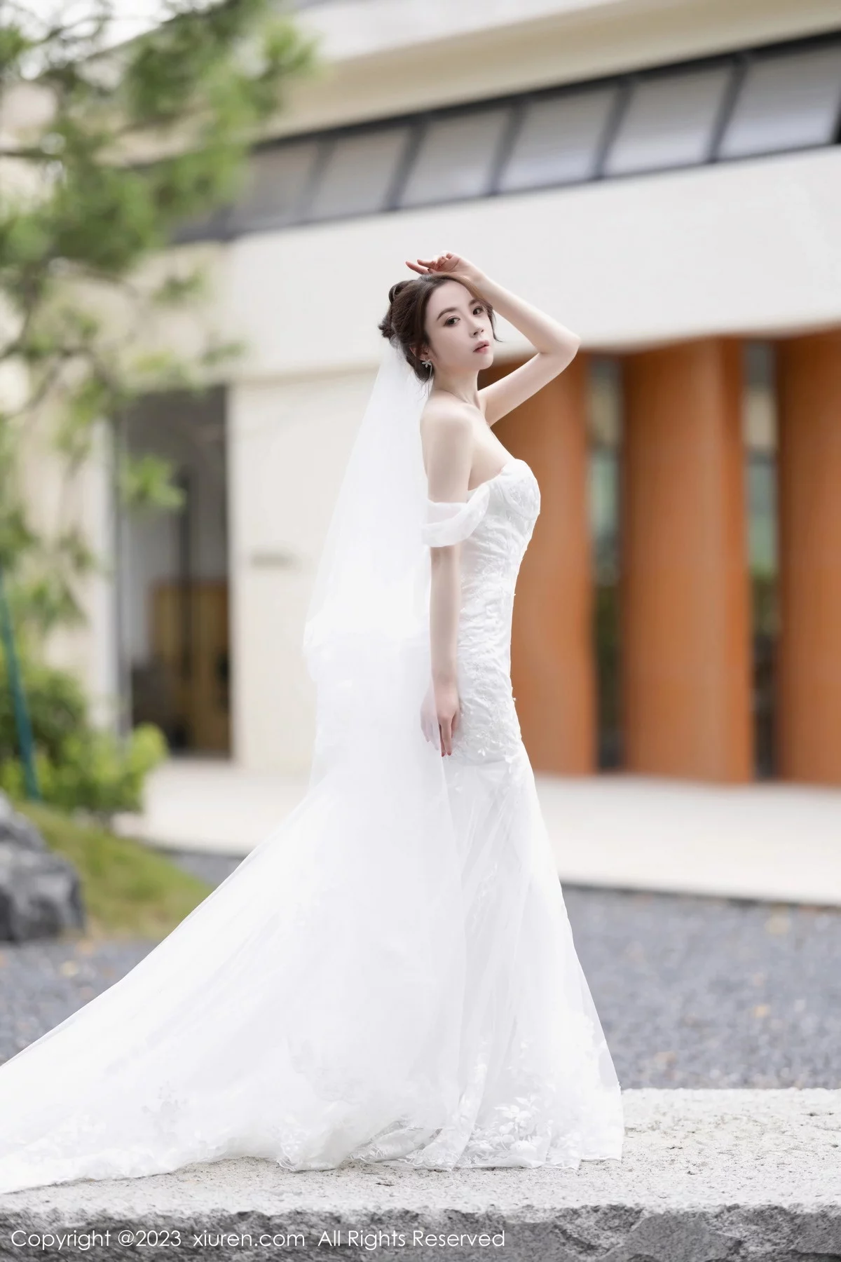 XiuRen第7310期_模特梦心玥安吉旅拍性感白色婚纱服饰半脱秀曼妙身姿诱惑写真83P